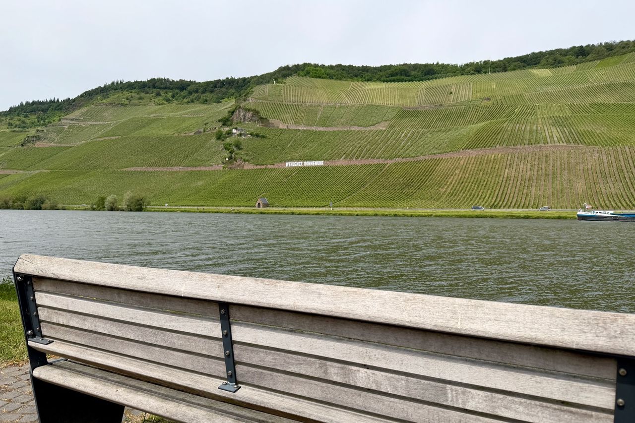 Die Wehlener Sonnenuhr mit Weinbergen